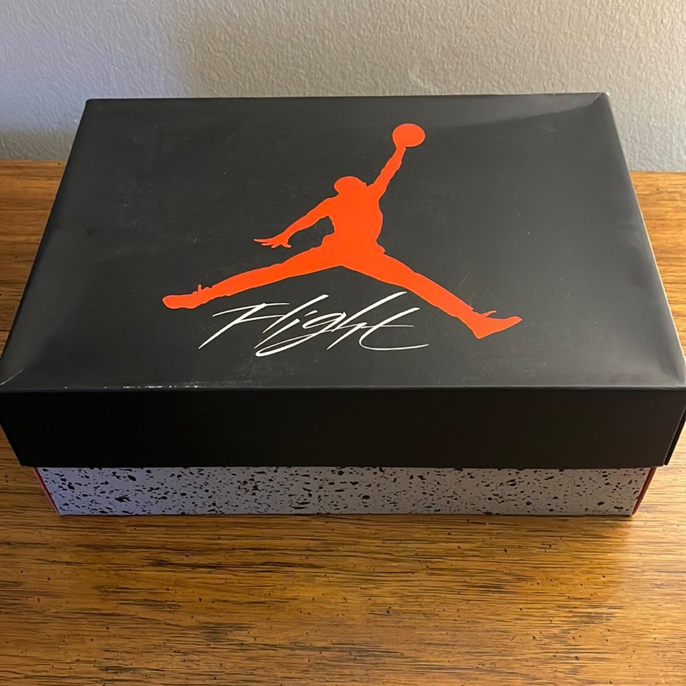 jordan 4’s red thunders size 9